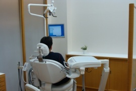 治療室の様子。目の前に診療状態が表示されるモニターがあります。